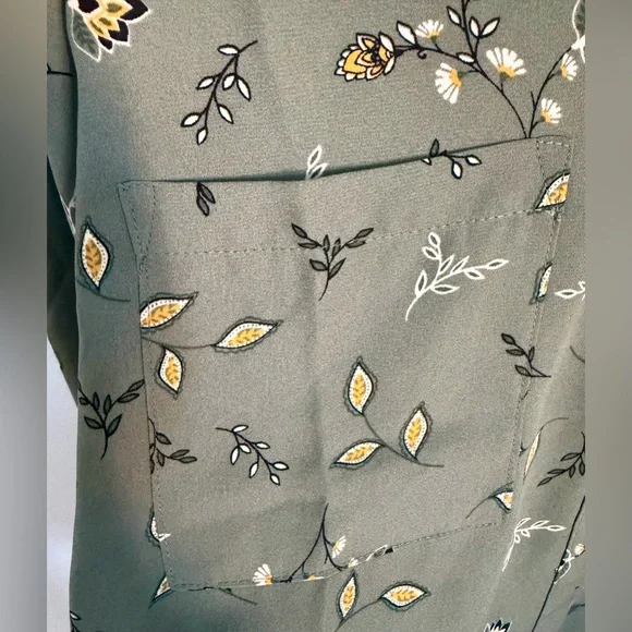 41 Hawthorn Olive Green Floral V-Neck Blouse - Picture 5 of 5